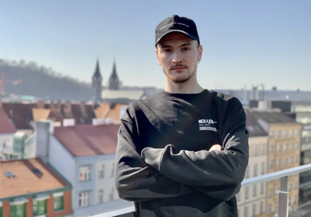 Existují i normální Rusové, člověk musí být dobrým příkladem, říká Kirill, který v Praze žije deset let