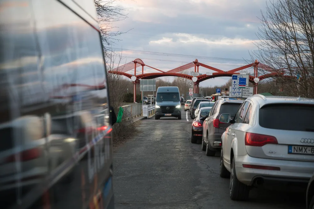 Chovatelé psů vypravili na Ukrajinu konvoj s krmením. Humanitární pomoc komplikovali ukrajinští celníci