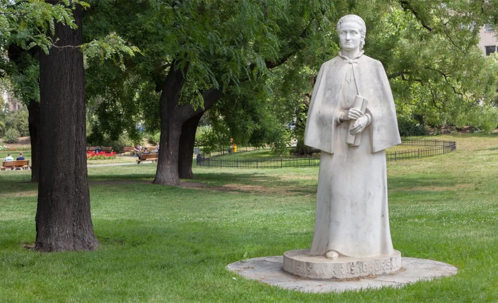 Muž předstíral soulož se sochou Elišky Krásnohorské a opakoval, že chce k bohu. Skončil v nemocnici