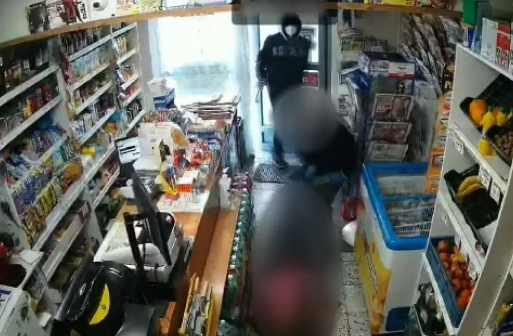 VIDEO: Dva muži přepadli s pistolí tři trafiky a sázkovku. Hrozí jim deset let ve vězení