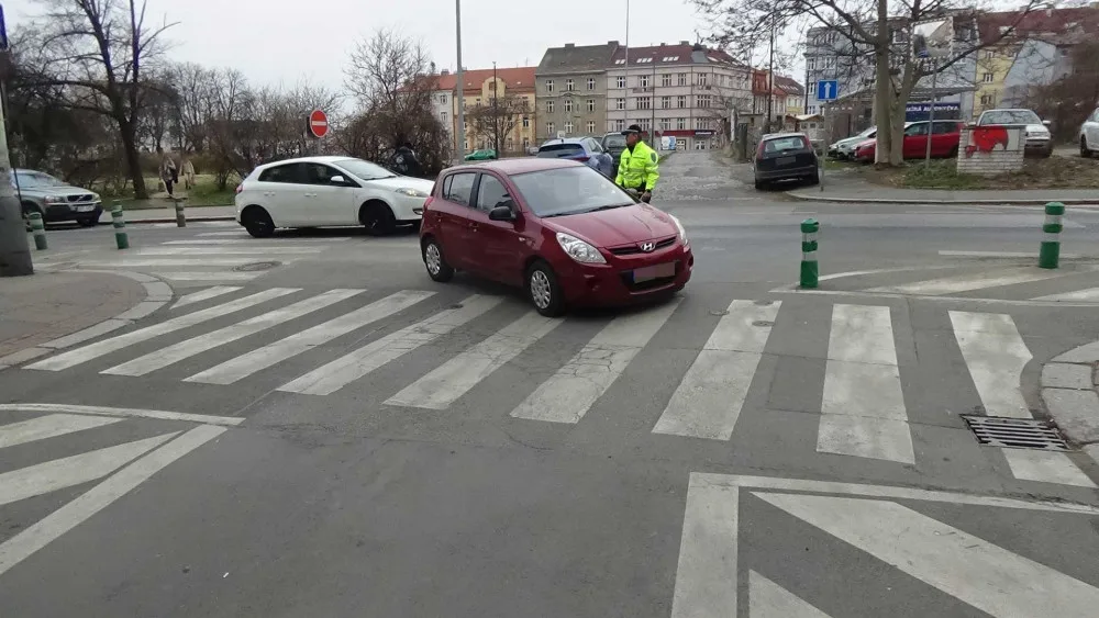 Žena najela do přechodu a zůstala stát.