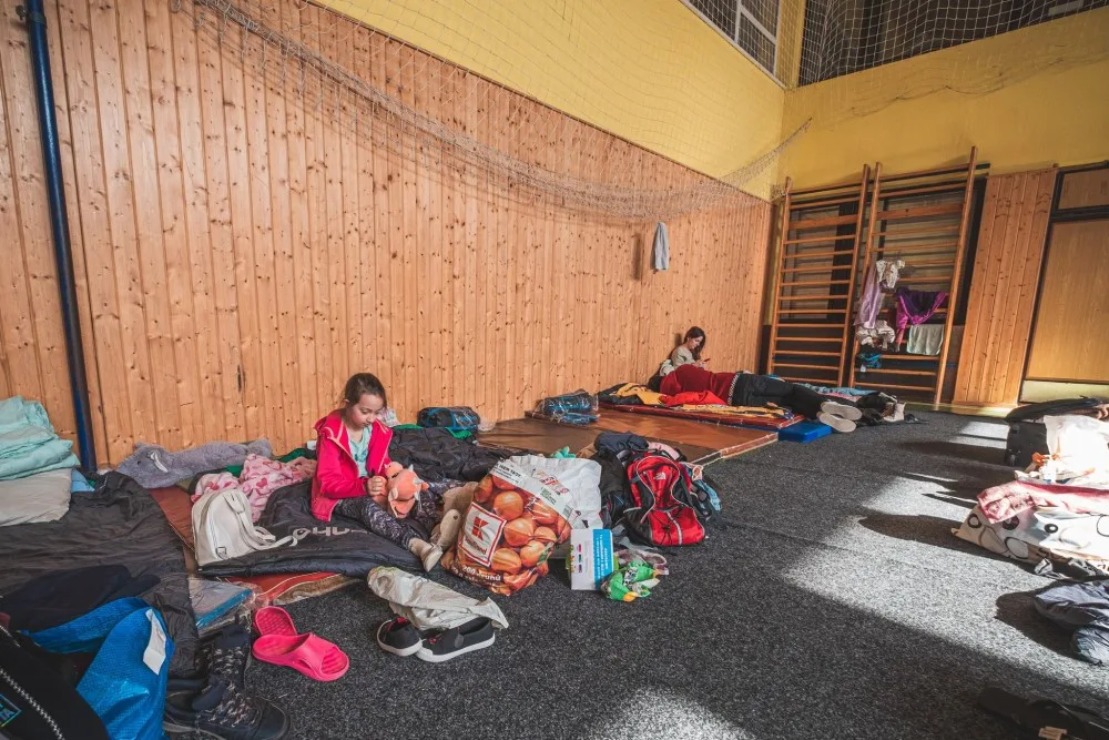 Uprchlíci spí i v tělocvičně základní školy Campanus na Chodově.