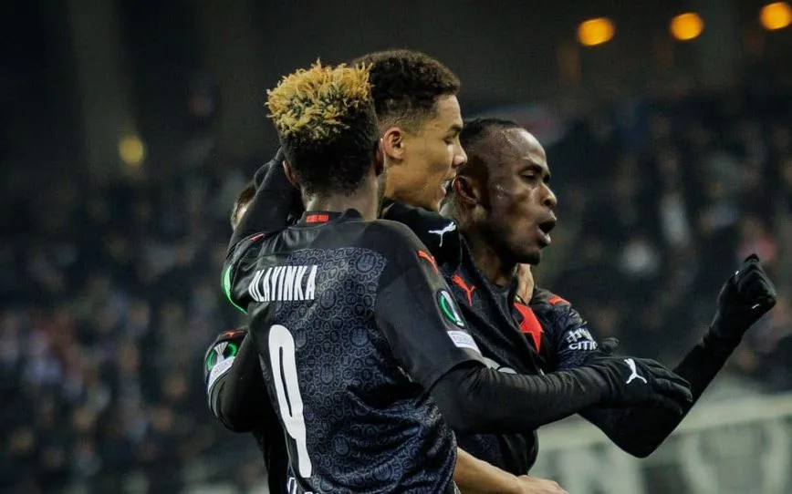 Slavia dostala tři góly za čtvrt hodiny, dohrávala v devíti a prohrála, přesto postoupila