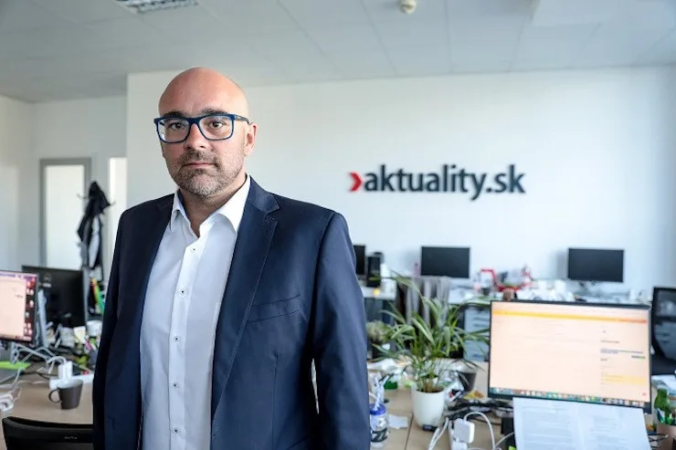 Vypínání dezinformačních webů? Bez definice v zákoně se nám to může vrátit, říká slovenský novinář Peter Bárdy