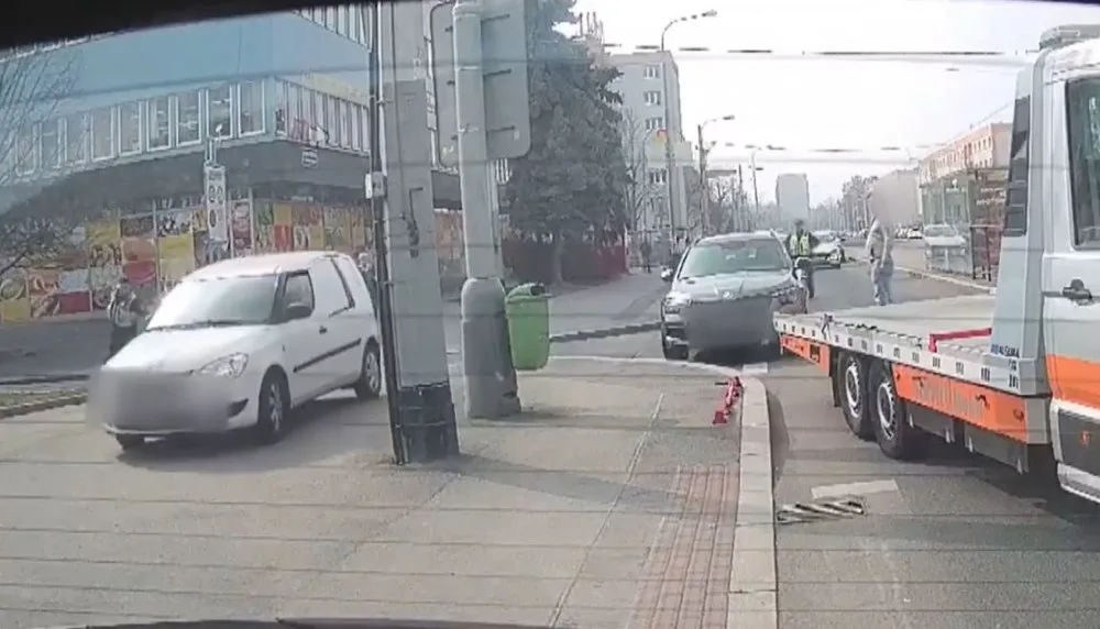Muž se zamkl v autě, najel na strážníka, zranil ho a ujel po chodníku. Skončil v poutech