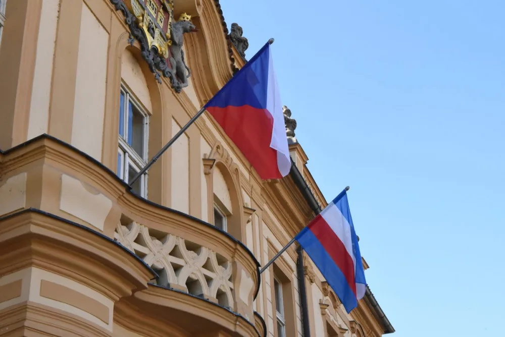 Na radnici Prahy 8 vlaje ruská vlajka, zlobí se lidé. Máme jen hodně podobnou, vysvětluje starosta