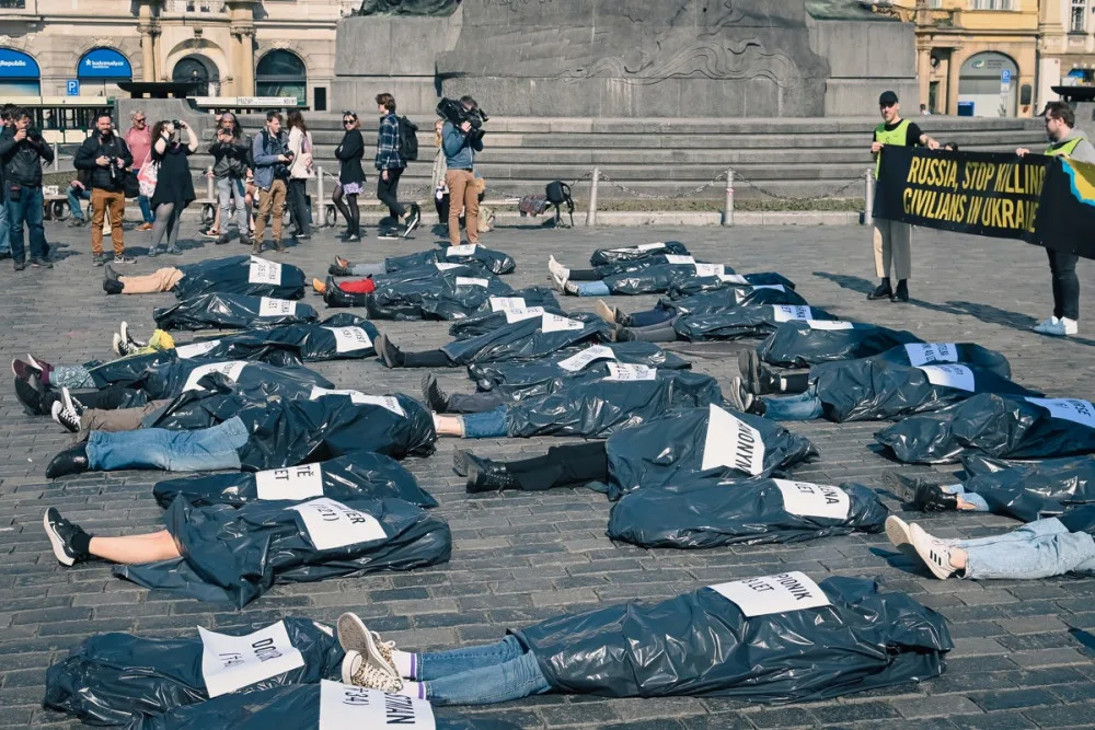Staroměstské náměstí zaplnily desítky mrtvol. Symbolizují zabité civilisty na Ukrajině