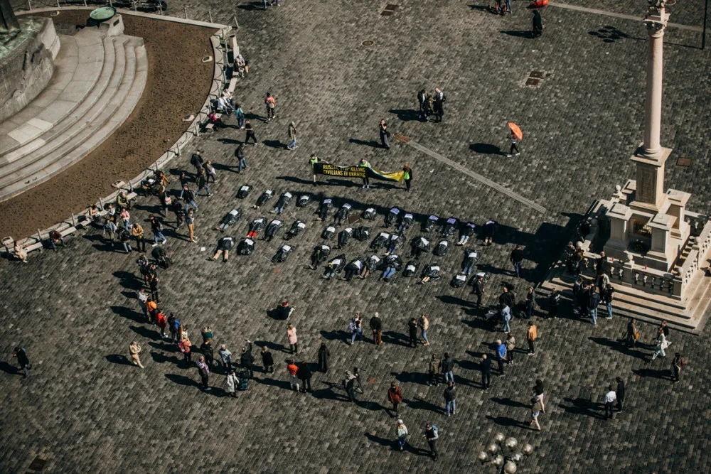 Staroměstské náměstí zaplnily desítky mrtvol. Symbolizují zabité civilisty na Ukrajině