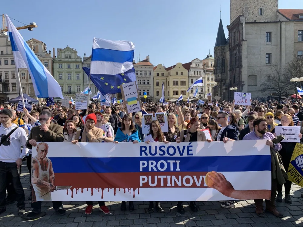 VIDEO: Tisíce Rusů demonstrují v centru Prahy proti Putinovi