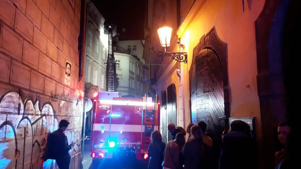 VIDEO: Hasiči museli kvůli požáru hotelu v centru Prahy evakuovat 220 lidí