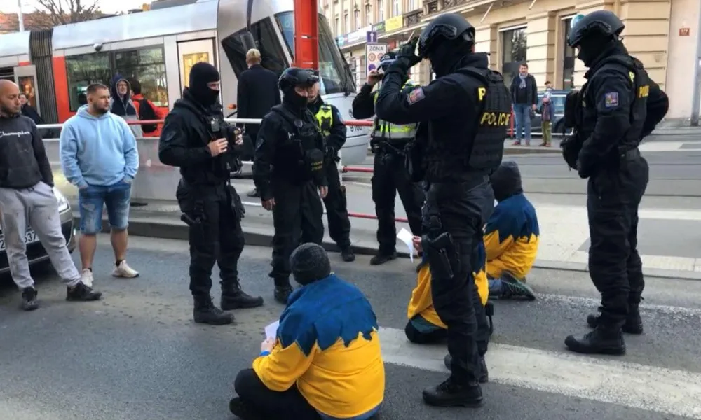 VIDEO: Aktivisté zablokovali dopravu na Vítězném náměstí, chtějí omezit teplotu v kancelářích a školách