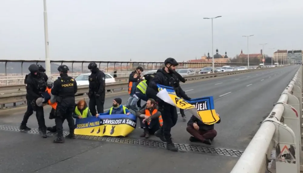 VIDEO: Aktivisté dnes blokovali dopravu na Nuseláku. Další blokádu chystají na zítřek