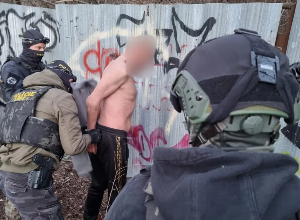 Muž se zbraní v ruce přepadl osmasedmdesátiletého seniora. Vyhrožoval mu, že ho zastřelí