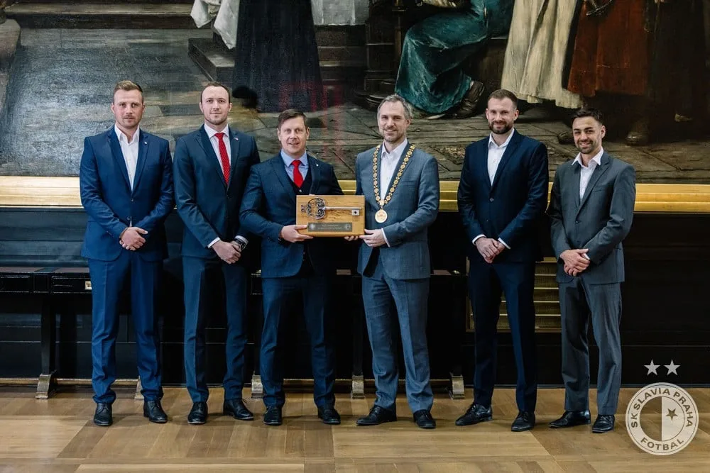 Fotbalisté Slavie převzali po derby Klíč od Prahy. Věnovali ho nemocnému Tvrdíkovi