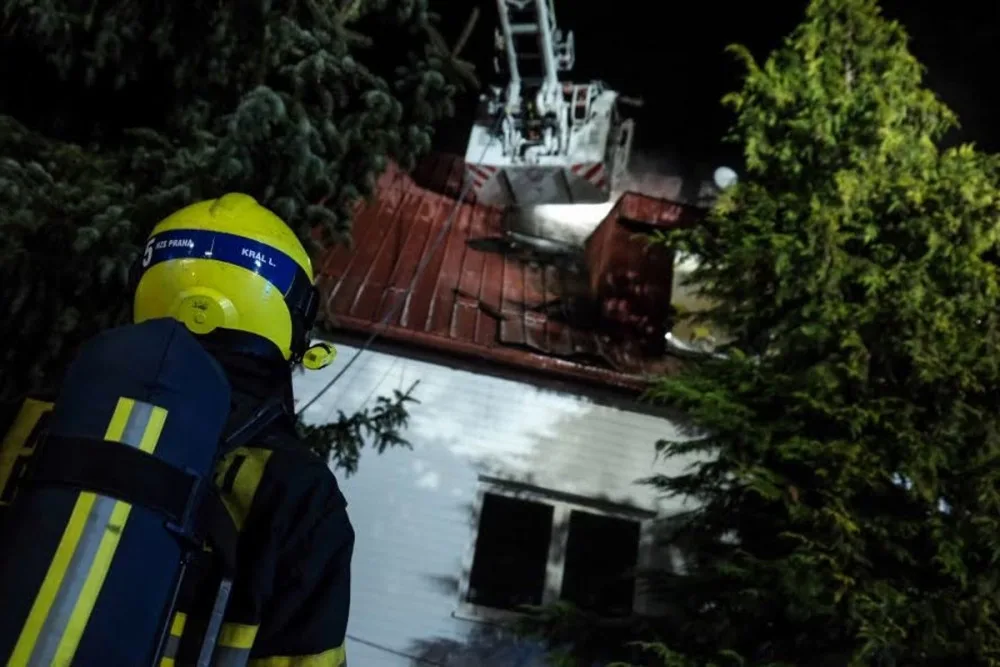 VIDEO: V Praze shořela střecha domu. Škodu za dva miliony způsobila nedbalost při rekonstrukci