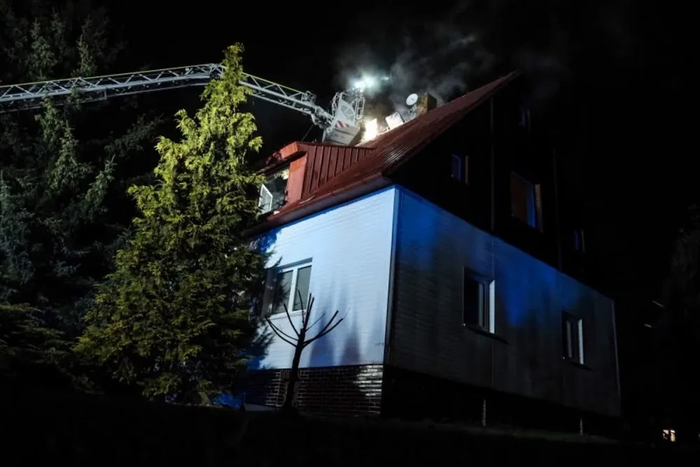 VIDEO: V Praze shořela střecha domu. Škodu za dva miliony způsobila nedbalost při rekonstrukci