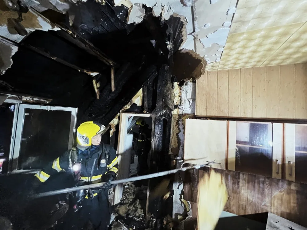 VIDEO: V Praze shořela střecha domu. Škodu za dva miliony způsobila nedbalost při rekonstrukci