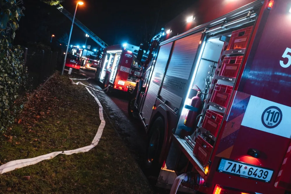 VIDEO: V Praze shořela střecha domu. Škodu za dva miliony způsobila nedbalost při rekonstrukci