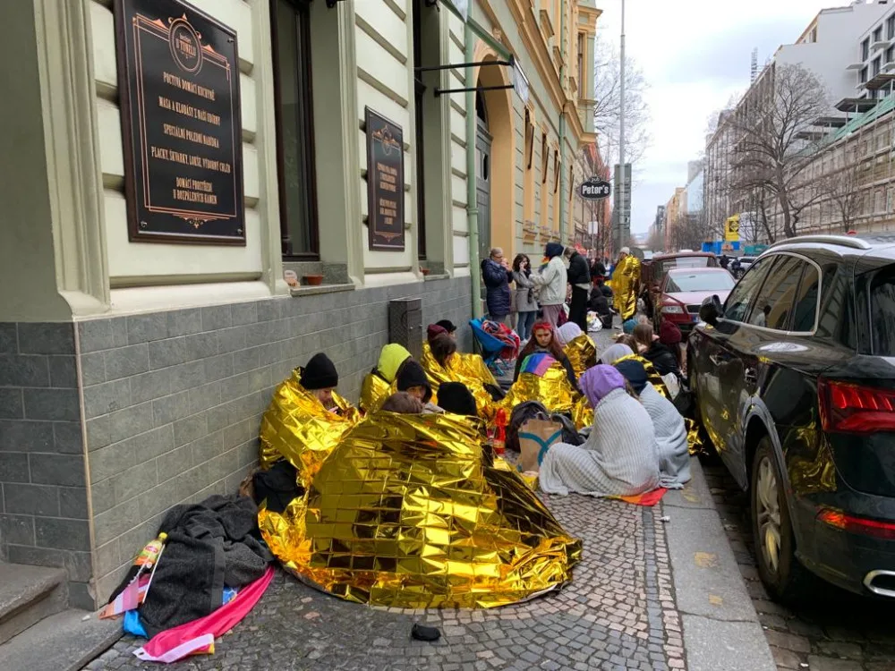 VIDEO: Stovky fanynek obléhají okolí Fora Karlín. Čekají na večerní koncert jejich oblíbence