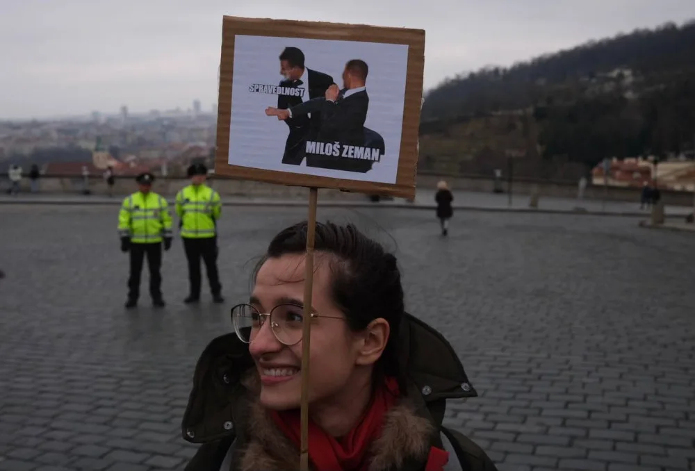 U Pražského hradu se sešlo pet set demonstrantů. Vyzvali prezidenta Zemana k abdikaci