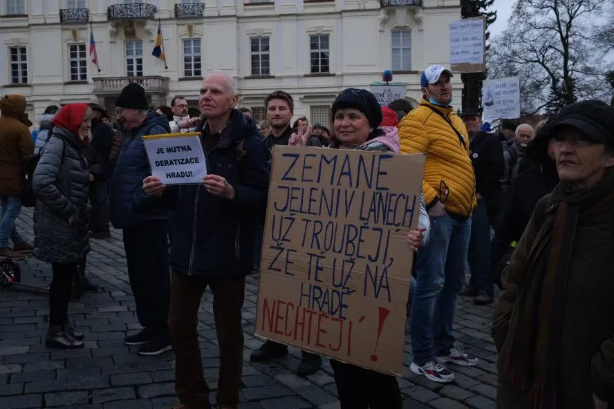 U Pražského hradu se sešlo pet set demonstrantů. Vyzvali prezidenta Zemana k abdikaci