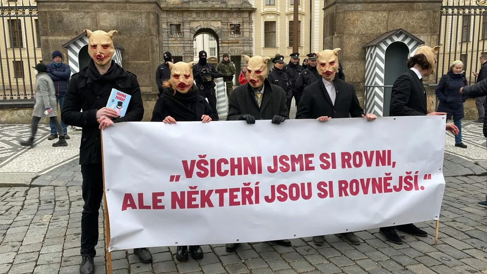 U Pražského hradu se sešlo pet set demonstrantů. Vyzvali prezidenta Zemana k abdikaci