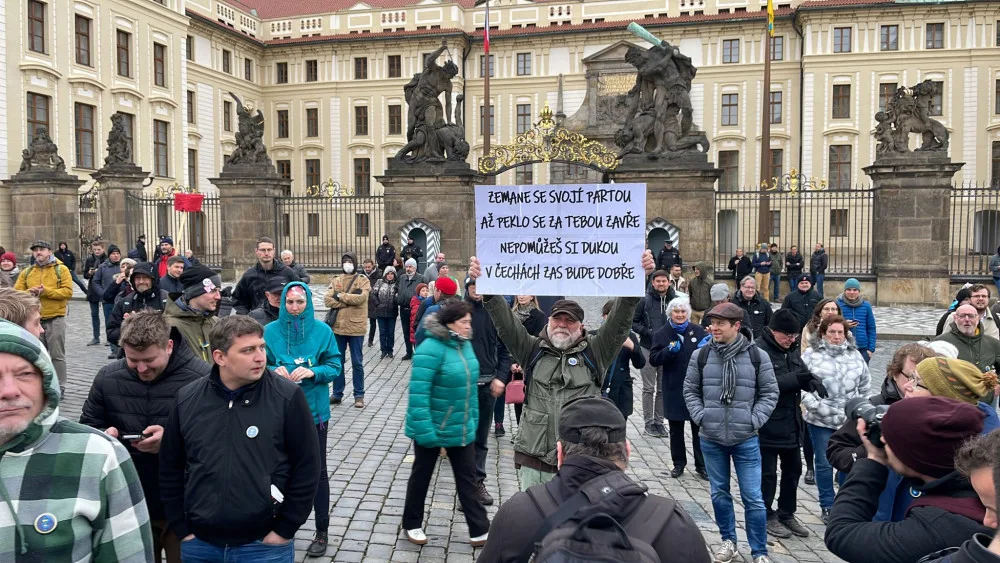 U Pražského hradu se sešlo pet set demonstrantů. Vyzvali prezidenta Zemana k abdikaci