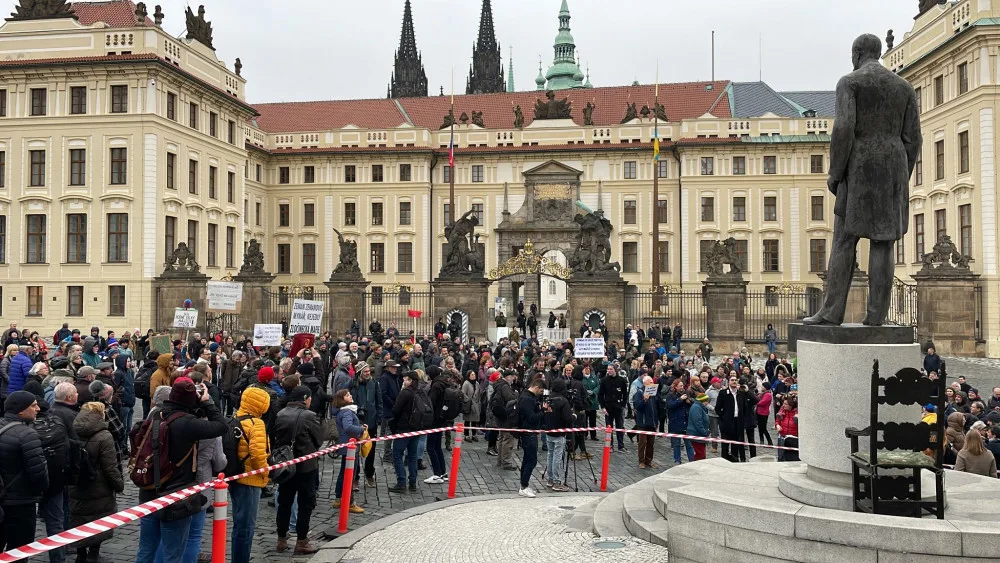 U Pražského hradu se sešlo pet set demonstrantů. Vyzvali prezidenta Zemana k abdikaci