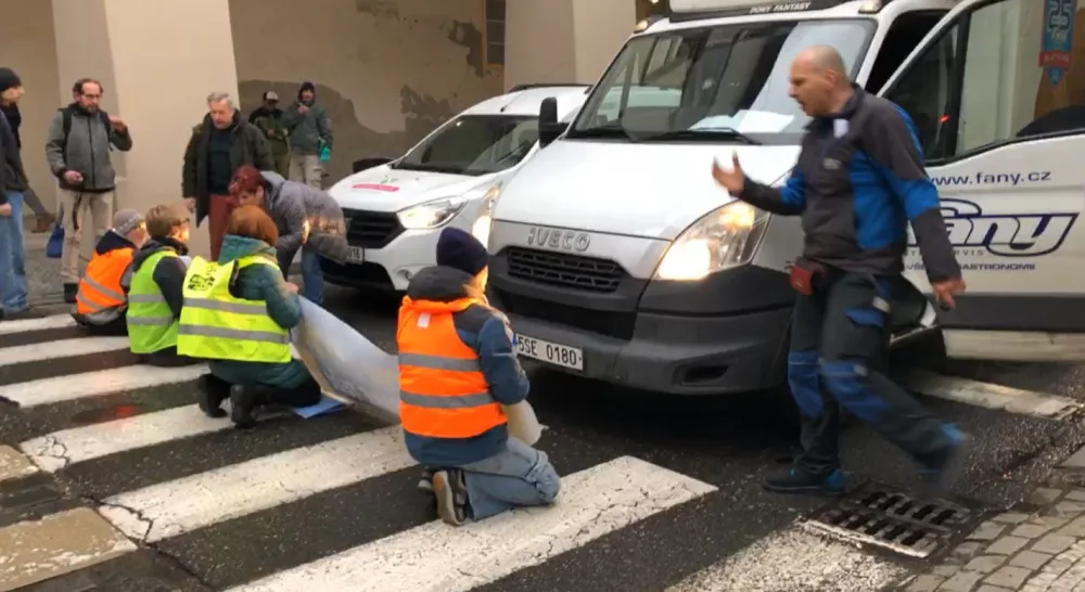 VIDEO: Aktivisté dnes opět blokují dopravu v Praze. Jde o čtvrtou blokádu v tomto týdnu