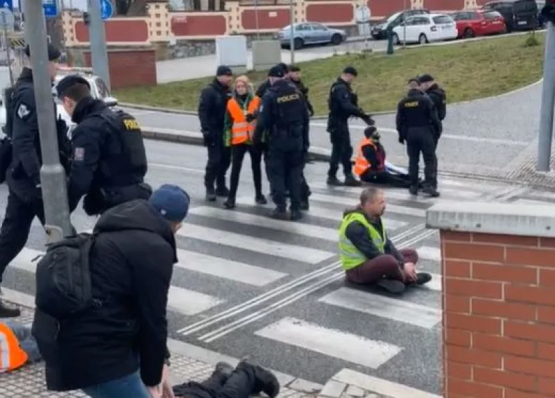Pěsti, kopance a tahání za vlasy. Dnešní blokáda aktivistů se změnila v lynč