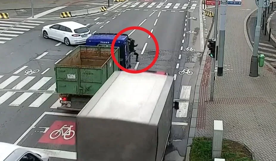 Policie zveřejnila šokující záběry chodkyně, kterou srazilo auto na přechodu