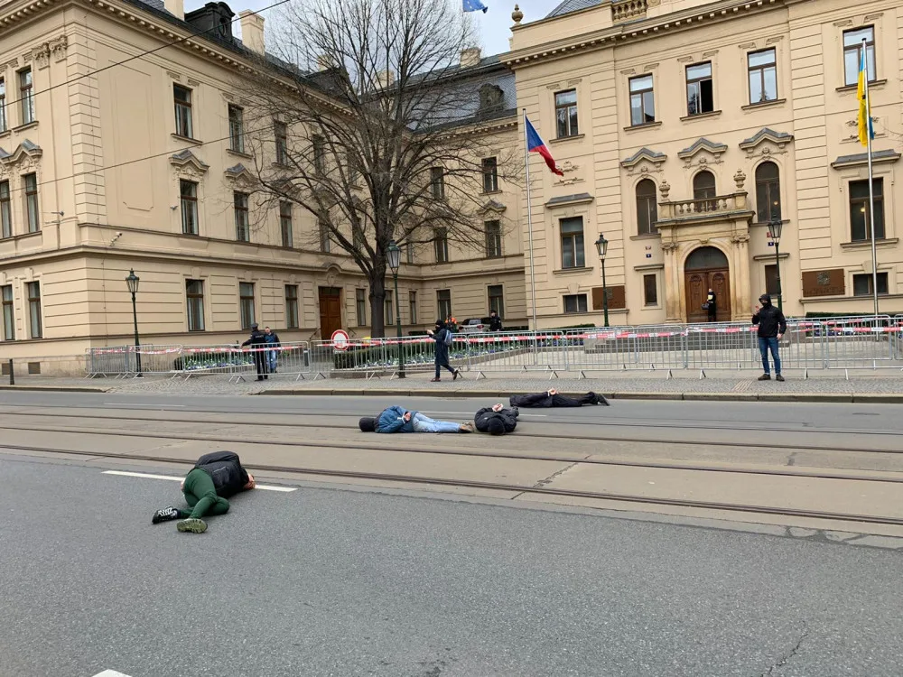 VIDEO: Aktivisté protestují před Úřadem vlády.