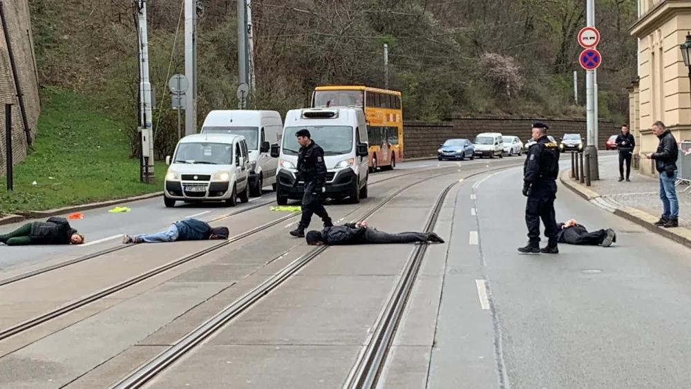 VIDEO: Aktivisté protestovali před Úřadem vlády.