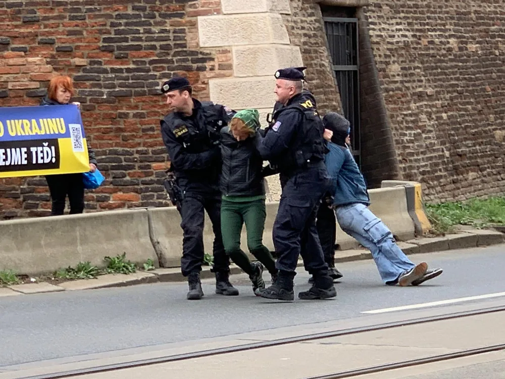 VIDEO: Aktivisté protestovali před Úřadem vlády. Už po šesté blokovali dopravu