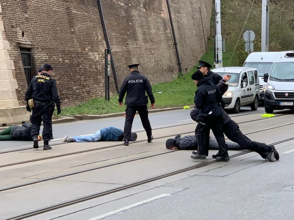 VIDEO: Aktivisté protestovali před Úřadem vlády.