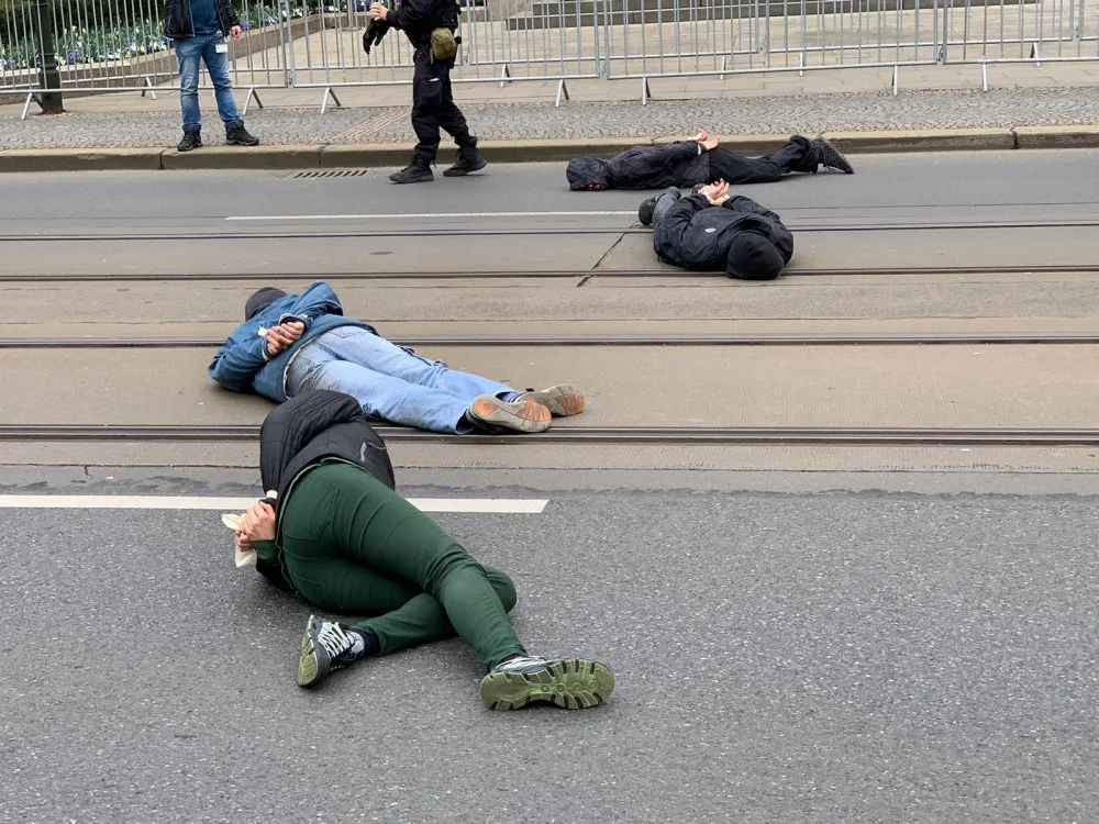 VIDEO: Aktivisté protestují před Úřadem vlády.
