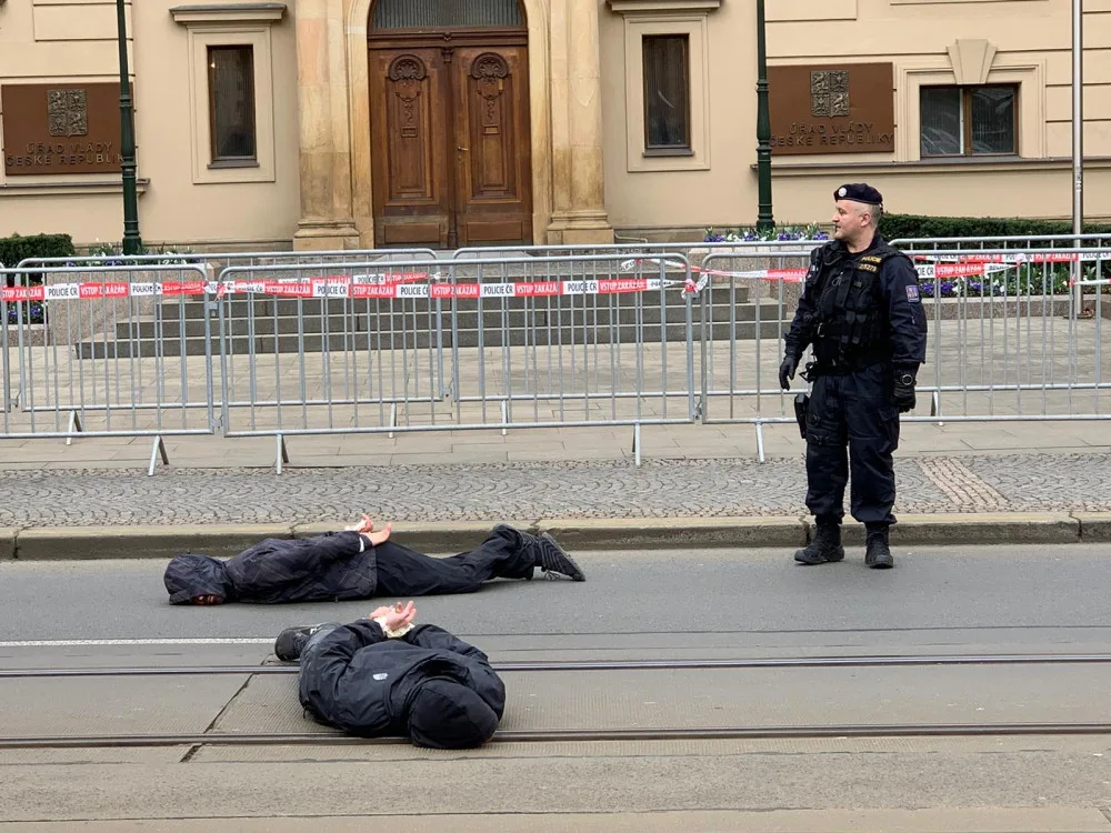 VIDEO: Aktivisté protestují před Úřadem vlády.