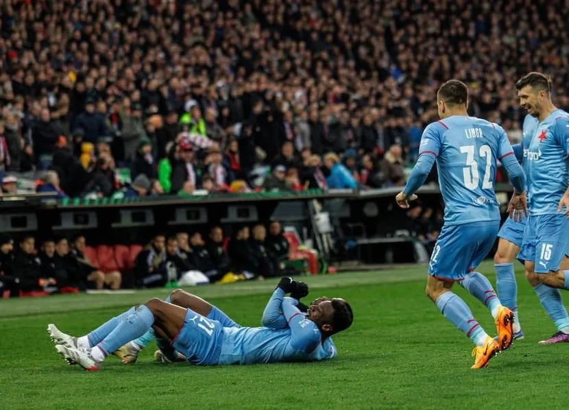 Další bláznivý zápas v Evropě. Slavia veze z hřiště Feyenoordu remízu 3:3