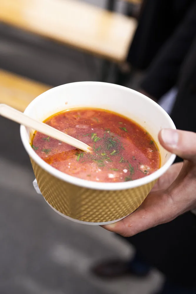 V Pražské tržnici je nový foodtruck s ukrajinskými specialitami. Připravují je uprchlíci