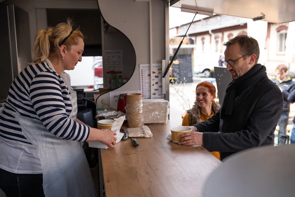 V Pražské tržnici je nový foodtruck s ukrajinskými specialitami. Připravují je uprchlíci