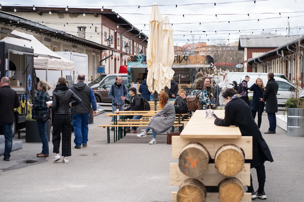 V Pražské tržnici je nový foodtruck s ukrajinskými specialitami. Připravují je uprchlíci