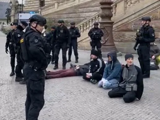 VIDEO: Aktivisté zastavili provoz na magistrále. Blokovali provoz u muzea