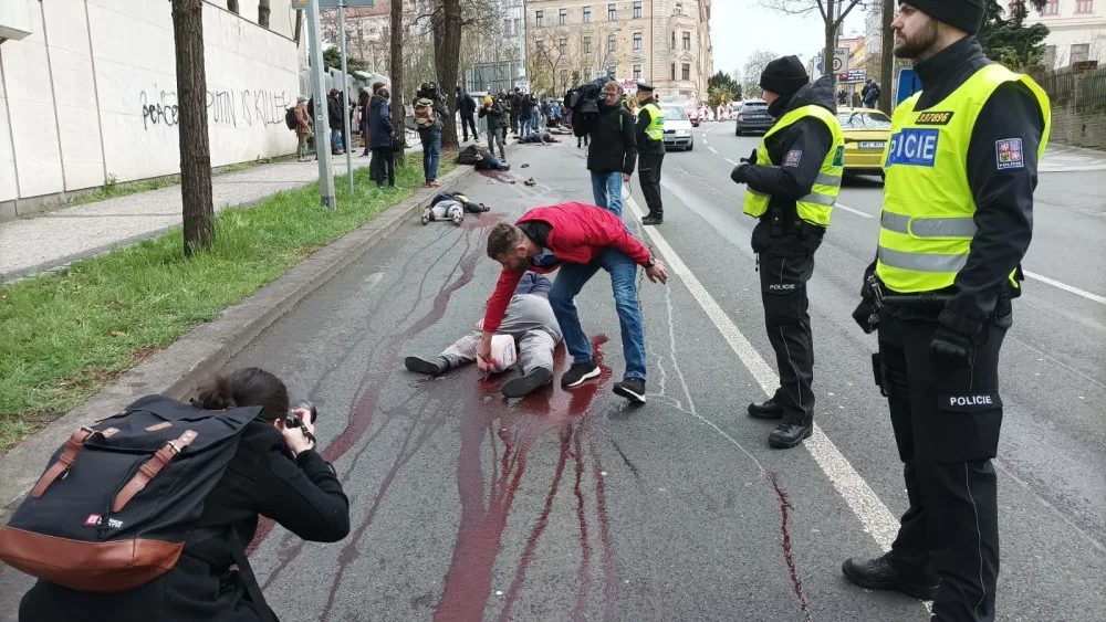 Drsný protest před ruskou ambasádou. Umělá krev a nehybná těla