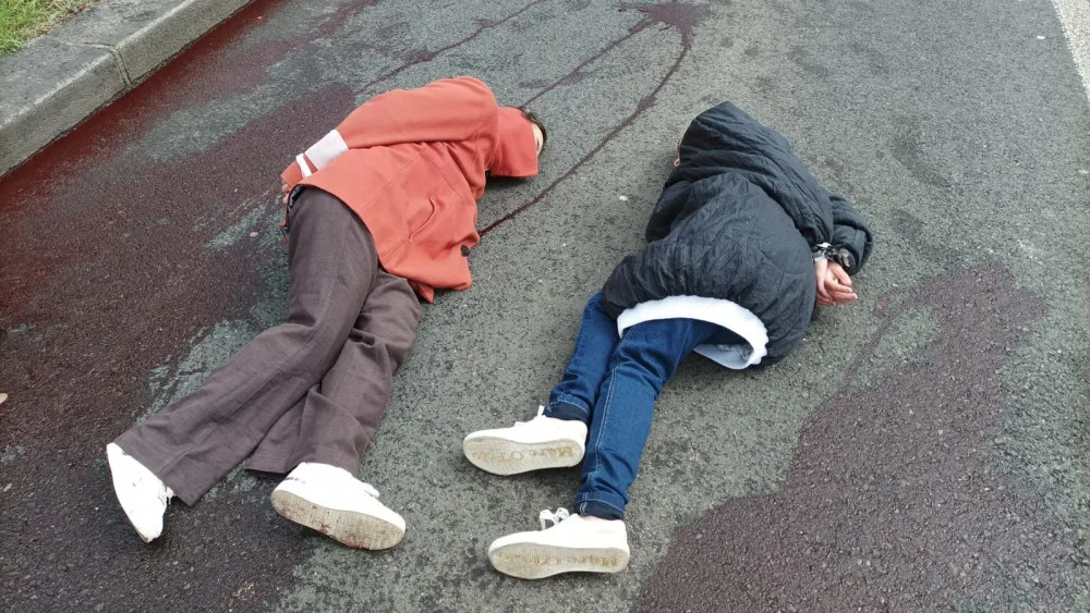 Drsný protest před ruskou ambasádou. Umělá krev a nehybná těla