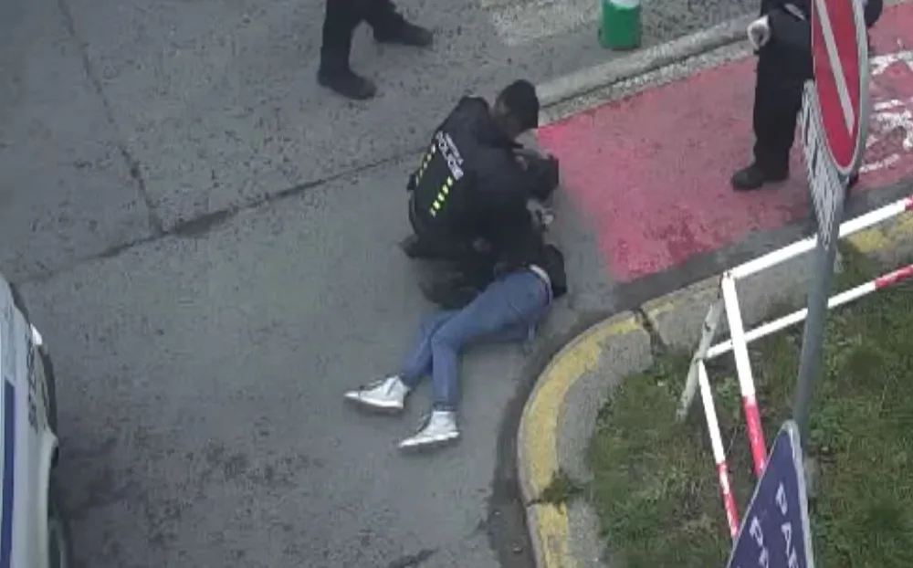 Namol opilá žena se povalovala v silnici v centru Prahy. Skončila na záchytce