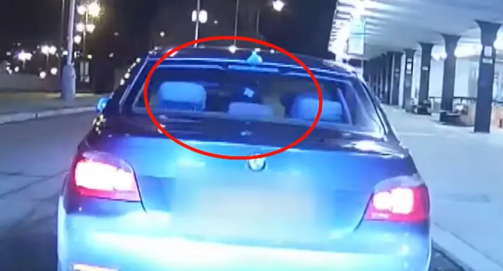 Muži měli při jízdě autem otevřená piva. Když je zastavili policisté, začali si měnit místa