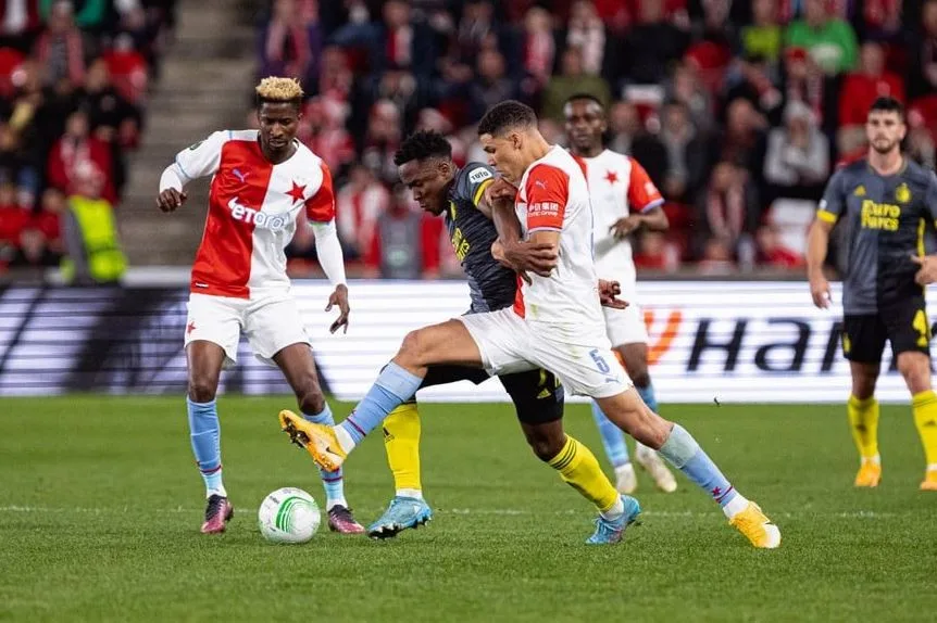 Slavia ztratila slibně rozehraný duel a v Evropě končí. Brankář Mandous si dal kuriózní gól