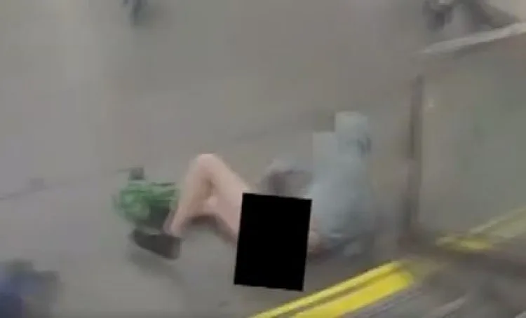 V metru pobíhal nahý muž. Na strážníky křičel, že není gay a má tatínka na kriminálce