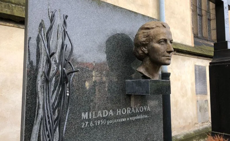 16500356956698-241-horakova