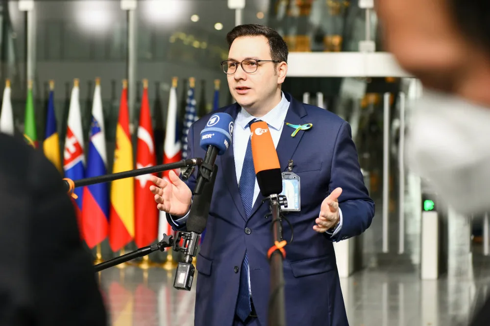 Rusko upozornilo ČR, že bez jeho souhlasu nesmí poskytnout sovětské zbraně. Nesmysl, reagoval Lipavský